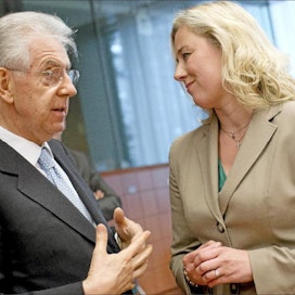 Italian pääministeri Mario Monti ja valtiovarainministeri Jutta Urpilainen (sd.) keskustelivat euroryhmän kokouksessa maanantaina. Monti on arvostellut ”pohjoisia maita siitä, että niiden tiukka tukilinja olisi syynä Italian korkojen nousuun. Enzo ZUCCHI