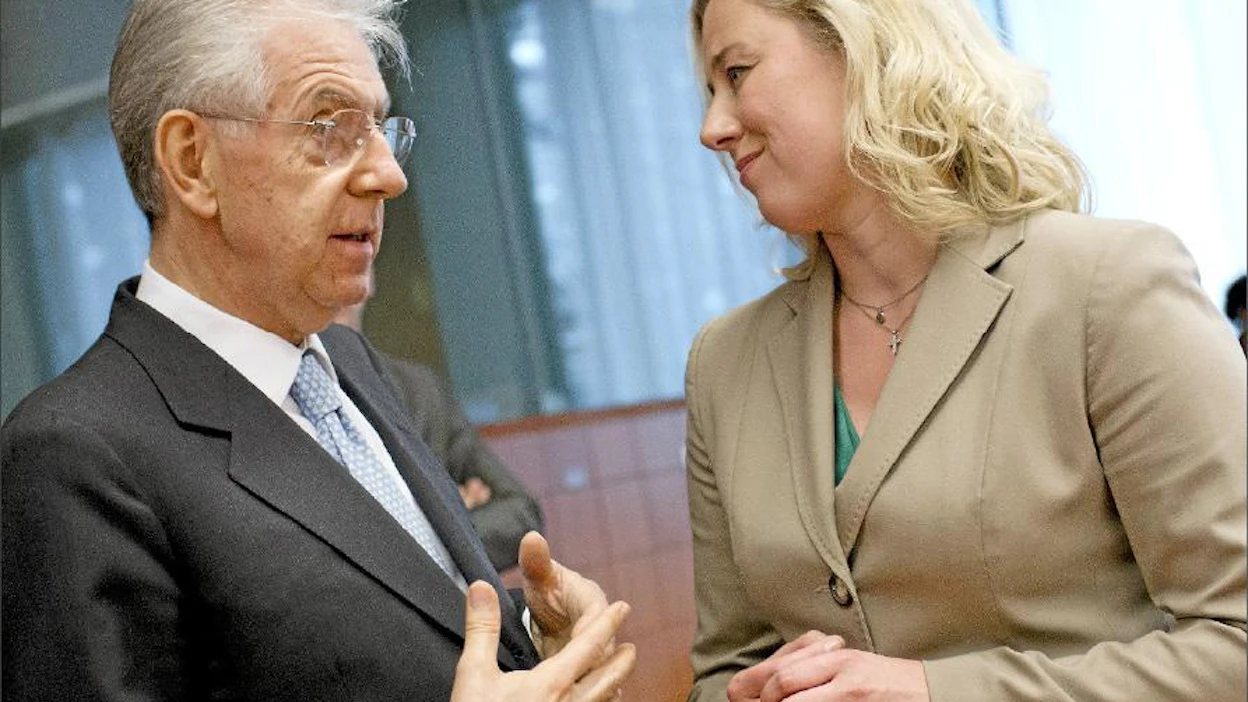 Italian pääministeri Mario Monti ja valtiovarainministeri Jutta Urpilainen (sd.) keskustelivat euroryhmän kokouksessa maanantaina. Monti on arvostellut ”pohjoisia maita siitä, että niiden tiukka tukilinja olisi syynä Italian korkojen nousuun. Enzo ZUCCHI