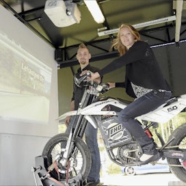 Tuusniemeläisen Lekasteelin yrittäjät Eero ja Tarja Lehto testaavat moottoripyöräsimulaattoria. Tuotteessa yhdistyvät yrityksen konepaja- ja moottoripyörien korjaamisen osaaminen. Erika Suominen