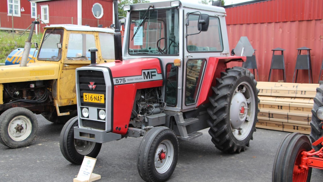 Massey-Ferguson 575 MP -traktoria valmistettiin vuosina 1976–82, Coventry, Englanti ja Beauvais, Ranska.