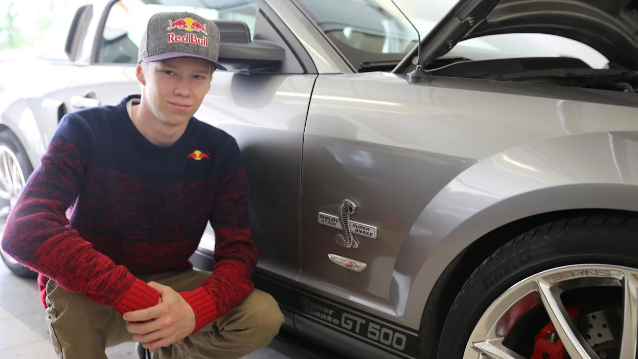 Kalle Rovanperä ei ole tekniikkaan erityisesti perehtynyt, sillä isä on mekaanikon kanssa hoitanut autojen huollot ja korjaukset.