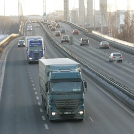 Suurin yksittäinen syy suomalaistenkin ylikulutukseen ovat energiantuotannon ja liikenteen kasvihuonekaasupäästöt.