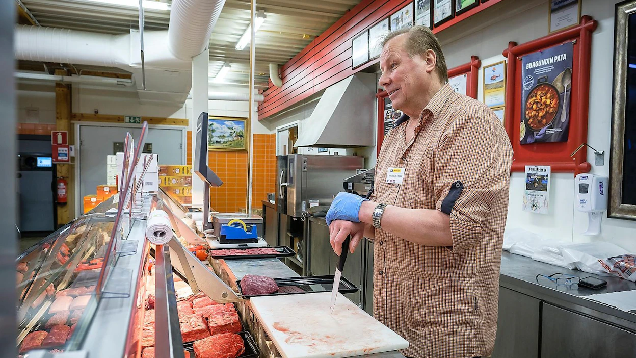 K-Kauppias Seppo Härkönen haluaa auttaa välillä ihmisiä eteenpäin. ”Ilo tulee siitä, että saa auttaa. Se ei maksa mitään. Jos antaa ihmisille muutakin kuin mitä palveluhommissa myyt, se tulee monikertaisena takaisin.”