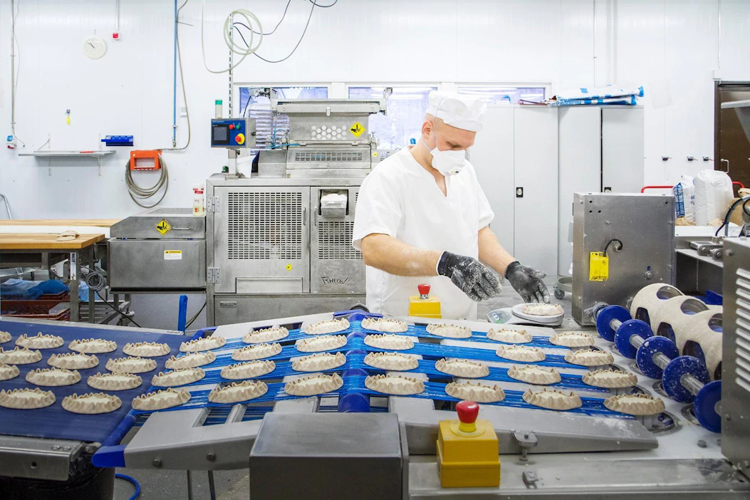 Gluteenittomien tuotteiden valmistus vaatii oman tehtaansa. Leipurimestari Lasse Niskanen valvoi gluteenittomien karjalanpiirakoiden syntyä Porokylän Leipomon Lieksan-tehtaalla maanantaina.