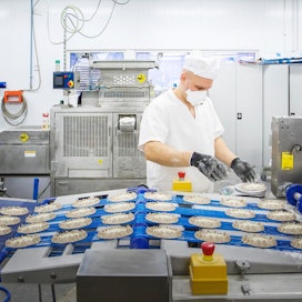 Gluteenittomien tuotteiden valmistus vaatii oman tehtaansa. Leipurimestari Lasse Niskanen valvoi gluteenittomien karjalanpiirakoiden syntyä Porokylän Leipomon Lieksan-tehtaalla maanantaina.