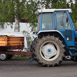 MTK oli aikeissa viedä traktorilla viestiä ministeriöön, mutta suunnitelmaa on nyt lykätty. Kuvan kauhakuormaaja ei liity tapaukseen.