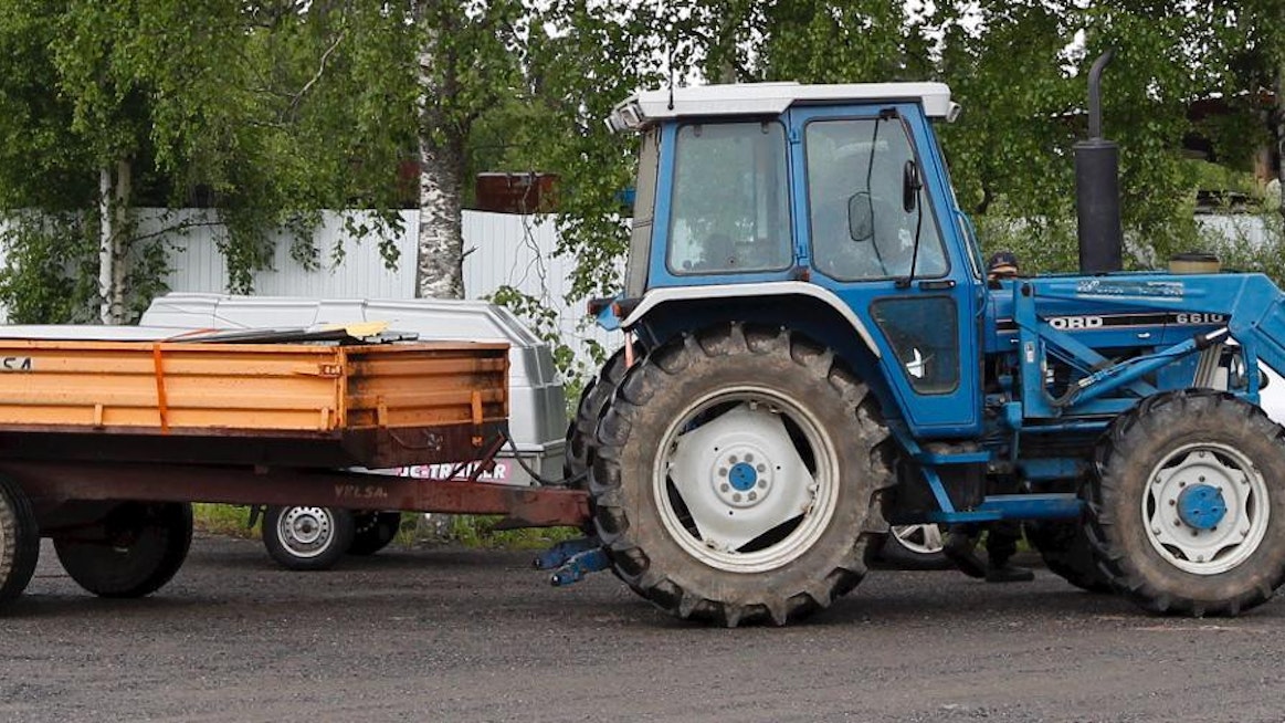 MTK oli aikeissa viedä traktorilla viestiä ministeriöön, mutta suunnitelmaa on nyt lykätty. Kuvan kauhakuormaaja ei liity tapaukseen.
