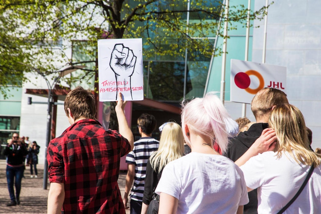 Ammattikouluopiskelijat osoittivat mieltä leikkauksia vastaan vuonna 2017.