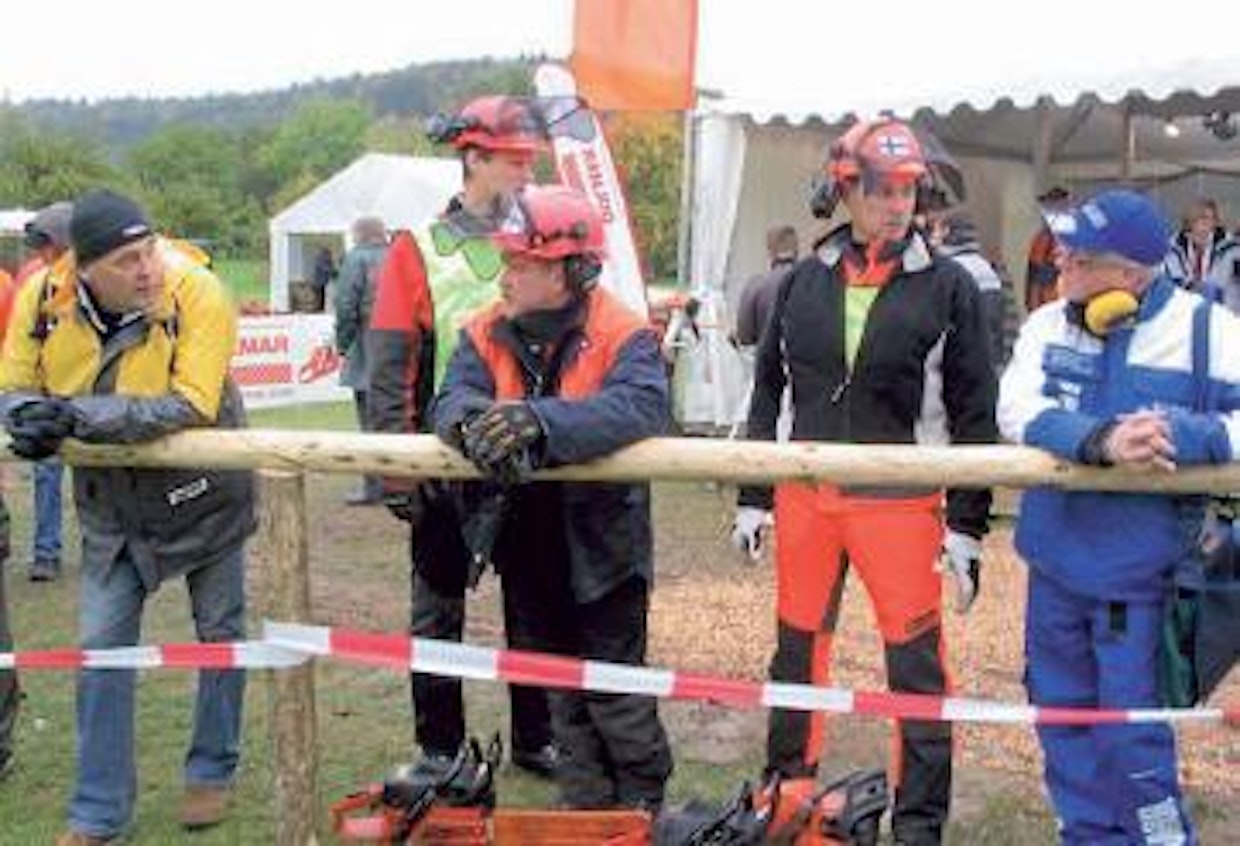 Suomalainen iskuryhmä neuvonpidossa: Oy Husqvarna Ab:n Jukka Peltonen, Esa Tumelius, Jarmo Laatikainen, Jukka Perämäki ja joukkueenjohtaja Ari Rautio. Kuvasta puuttuu joukkueen teknillinen johtaja Hannu Kilkki.