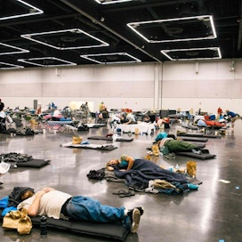 Ihmisiä lepäsi maanantaina Yhdysvaltain Portlandin viilennyskeskuskessa.