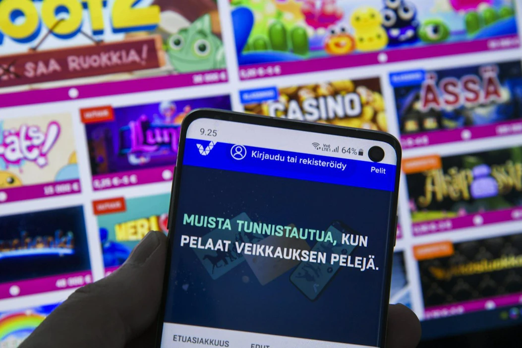 THL:n kyselyn mukaan joka kolmas rahapeliongelmasta kärsivä tai riskitasolla pelaava oli saanut vähintään yhtä Kelan sosiaalietuutta vuonna 2016.