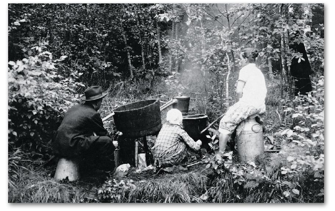 Pontikan keittoa 1920-luvulla Suonenjoella. kuva: Työväenmuseo Werstas