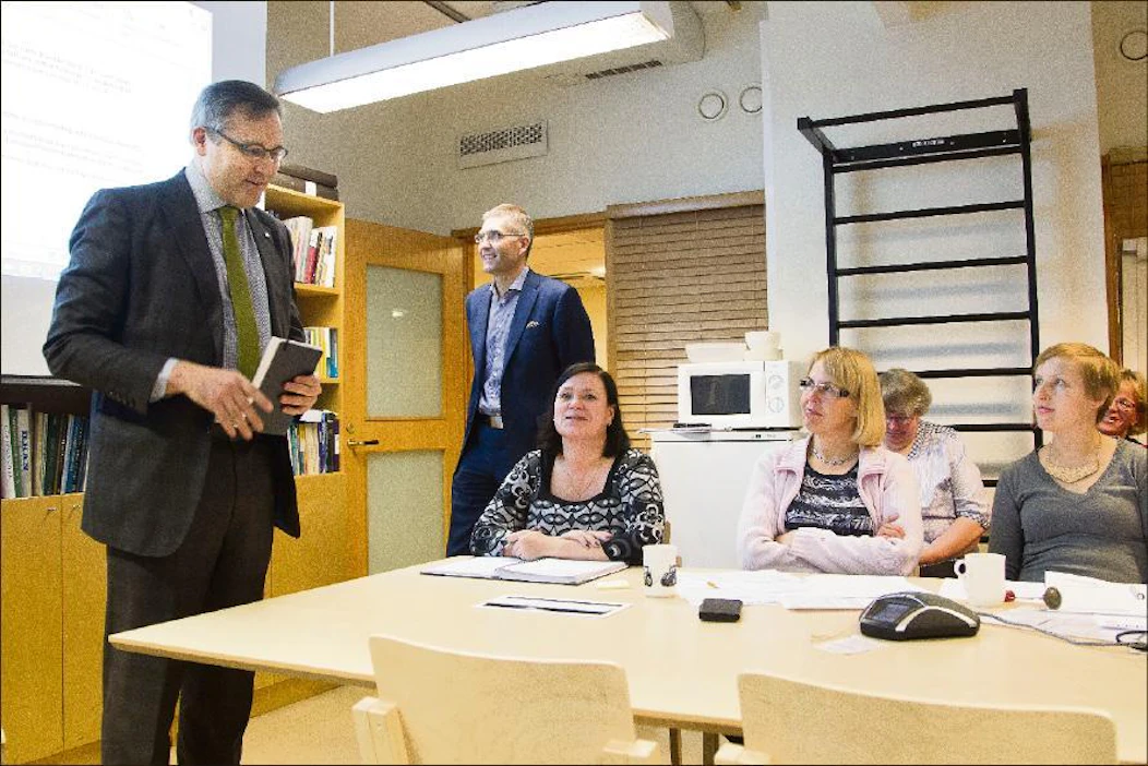 MT:n uusi päätoimittaja Mikael Pentikäinen esitteli perjantaina näkemyksiään toimitukselle. Taustalla Viestilehdet Oy:n toimitusjohtaja Heikki Laurinen. Markku Vuorikari