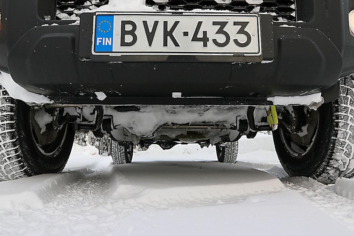 Kun lunta reilun puolen renkaan syvyydeltä, se alkaa pakkautua akselin ja korin väliin.