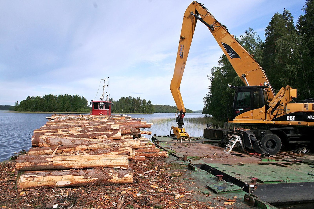 Saaren ja lautan väliseen rantamatalaan ankkuroitava ponttoni toimii materiaalinkäsittelykoneen työskentelyalustana lastattaessa puita ajovaunuista lautalle. Yritys kehitti rakenteen ratkaisuksi, kun koneiden maksimaaliset kurotusetäisyydet vesirajan tuntumasta alkoivat rasittaa liiaksi niiden puomistoja.