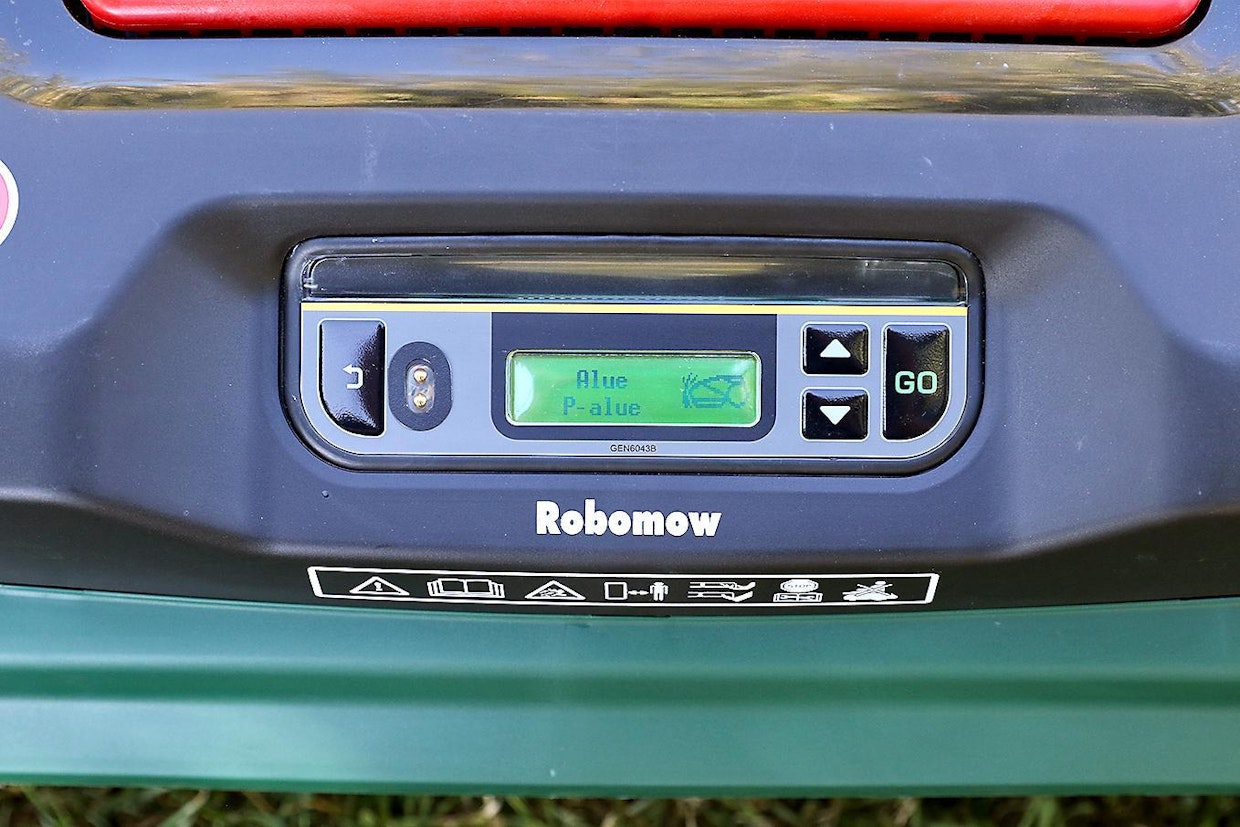 Robomowin näyttö on pieni, eikä käyttöliittymä ole kovin intuitiivinen. Tässä leikkurin näyttö ilmaisee leikkurin liikkuvan pääalueella.