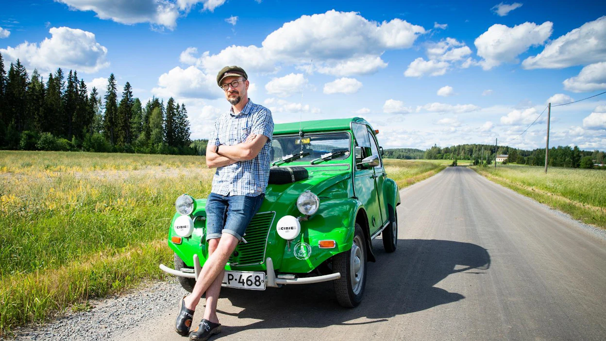 Mikko Räsäsen rättisitikka on mallia 2CV Sahara. Siihen on asennettu ylimääräiset valot pimeitä talvikausia varten.