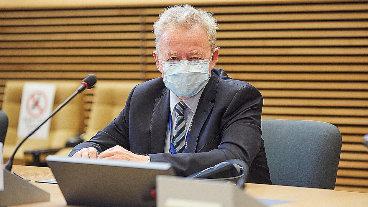 Maatalouskomissaari Janusz Wojciechowski vakuuttaa viljelijöille, että komission elvytysrahastoa käytetään ilmasto- ja ympäristöasioiden parantamiseen.