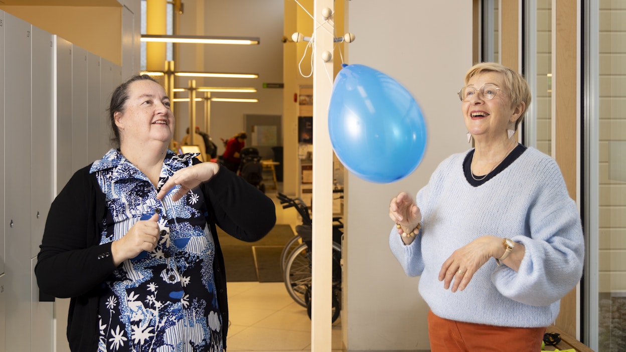 Eija ”Mummiparkour” Sjöblom (vas.) patistaa seniori-ikäisiä suhtautumaan liikkumiseen kuten lapset, jotka löytävät liikunnan mahdollisuuksia kaikkialta. Ilmapallonyrkkeilyyn osallistui Sinikka Elo.