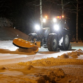 Lumenauraajat tekevät pitkää päivää lumisateen jälkeen, Anssi Niemi tiistaina yöllä töitä kolmeen saakka Jyväskylässä ja Korpilahdella.