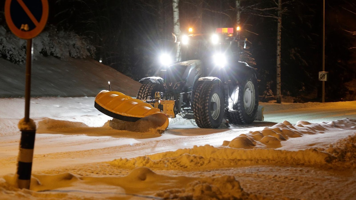 Lumenauraajat tekevät pitkää päivää lumisateen jälkeen, Anssi Niemi tiistaina yöllä töitä kolmeen saakka Jyväskylässä ja Korpilahdella.
