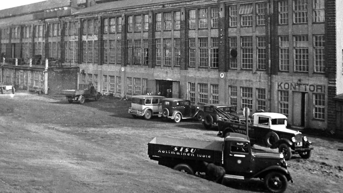 Suomen Autoteollisuuden ensimmäinen toimipaikka sijaitsi Helsingin Vallilassa Fleminginkadulla. Toiminta jatkui Helsingissä 1980-luvulle asti, vaikka valmistus oli siirtynyt Karjaalle.
