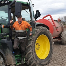Sysmäläinen Markku Mäentalo levitti pellolleen lietelantaa maanantaina.