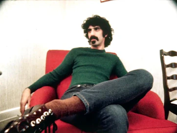 Yhdysvaltalainen Frank Zappa uskalsi olla myös poliittinen. Tšekkoslovakiassa hän oli rockin ja vapauden symboli, joka nimettiin myös hallituksen kulttuuri- ja kauppaedustajaksi.