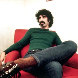 Yhdysvaltalainen Frank Zappa uskalsi olla myös poliittinen. Tšekkoslovakiassa hän oli rockin ja vapauden symboli, joka nimettiin myös hallituksen kulttuuri- ja kauppaedustajaksi.