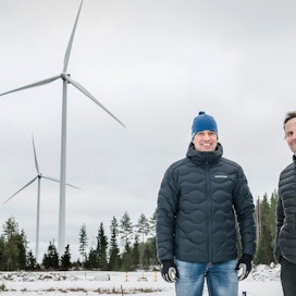 Jussi Alakoskelalle (vasemmalla) ja Anssi Muilulle on tärkeää, että tuulivoimapuiston tuotot jakautuvat kaikille alueen maanomistajille, jos hanke toteutuu. Kuvassa näkyy taustalla Jouttikallion tuulipuiston myllyjä.