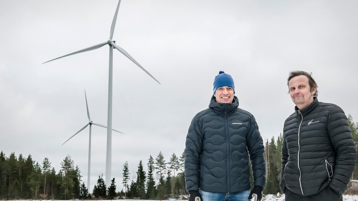 Jussi Alakoskelalle (vasemmalla) ja Anssi Muilulle on tärkeää, että tuulivoimapuiston tuotot jakautuvat kaikille alueen maanomistajille, jos hanke toteutuu. Kuvassa näkyy taustalla Jouttikallion tuulipuiston myllyjä.