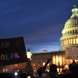 Washingtonissa mielenosoittajat pyrkivät Yhdysvaltain valtiovarainministeriön alueelle ja Valkoinen talo suljettiin toviksi. LEHTIKUVA/AFP