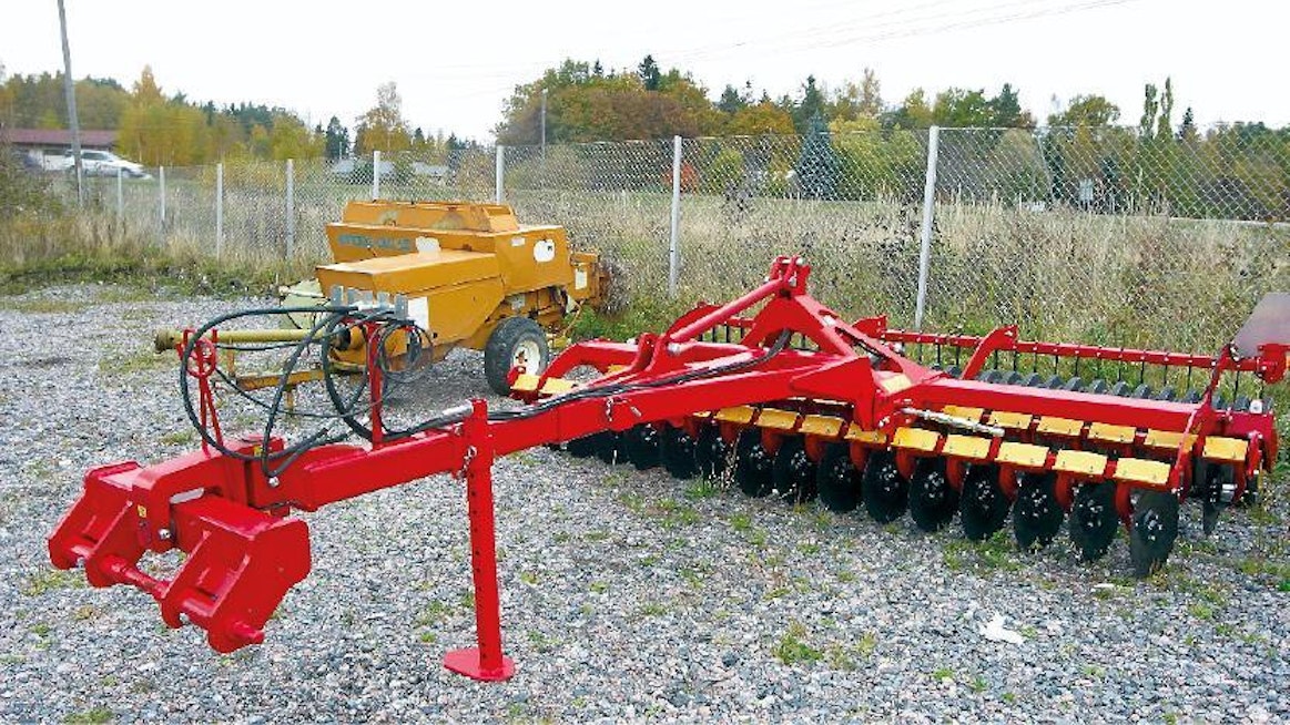 Nostolaitekiinnitteinen, kumijyrällä varustettu Carrier muuttuu helposti hinattavaksi.