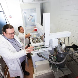 Tutkija Samuel Hartikainen (edessä) ja pääkäyttäjä Teemu Vilppo tutkimassa mikromuoveja kaksidimensionaalisella kaasukromatografimassaspektrometrillä Kuopion yliopiston ympäristö- ja biotieteitten laitoksella.