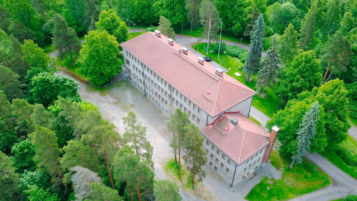Kolmikerroksinen konttorirakennus on valmistunut vuonna 1947. Kuva myynti-ilmoituksesta.