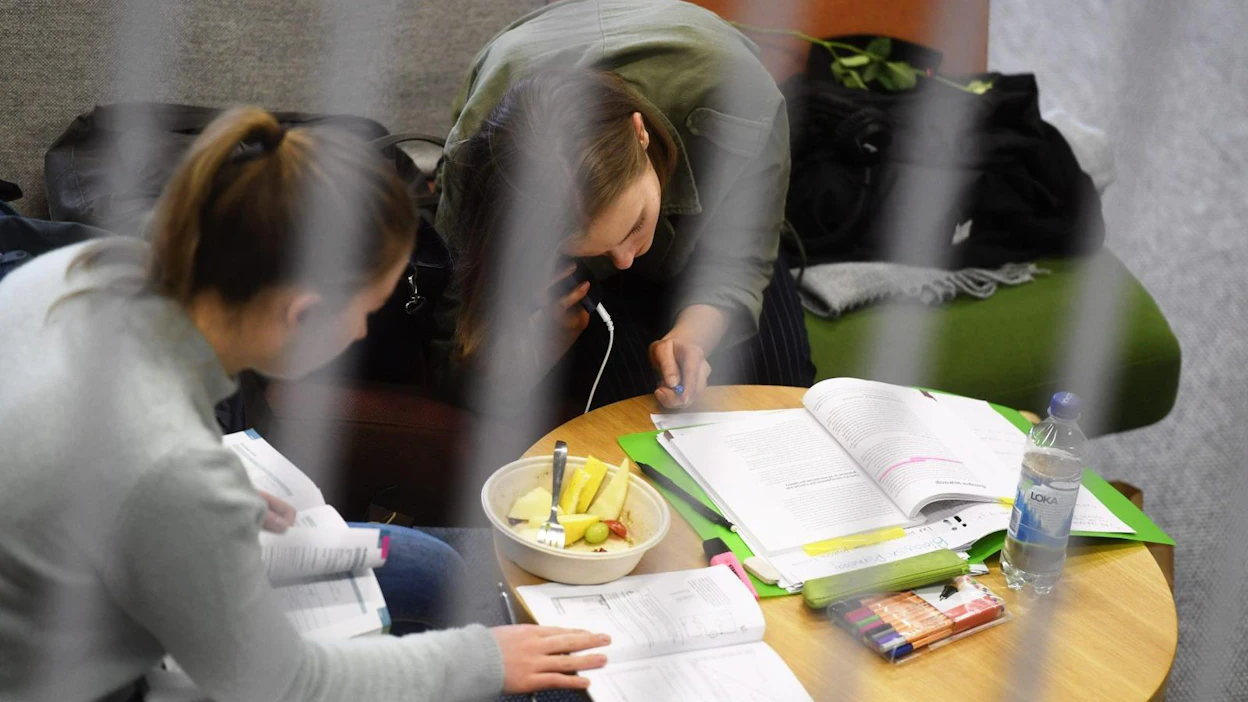 Analyysissa kuitenkin muistutetaan, että korkeakoulutettujen nuorten aikuisten osuus on Suomessa OECD-keskiarvon alapuolella. LEHTIKUVA / Vesa Moilanen