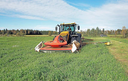 Janne Jurvan maatalousurakointiyritys kaataa heinää yhdistelmällä JCB-Kuhn-Krone. Työleveys on yhdeksän metriä.