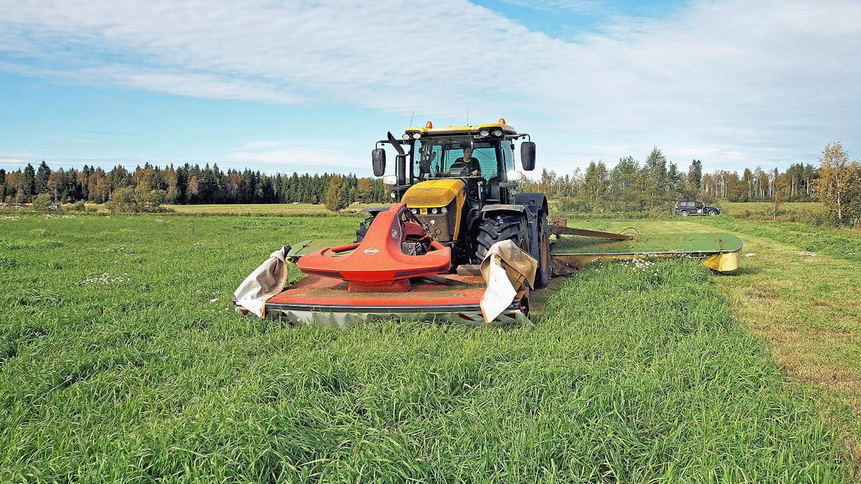Janne Jurvan maatalousurakointiyritys kaataa heinää yhdistelmällä JCB-Kuhn-Krone. Työleveys on yhdeksän metriä.