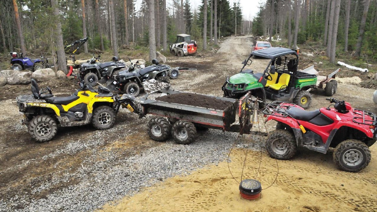 Mönkijöihin on saatavilla useita erilaisia työkoneita. Hinnat lähentelevät joissain tapauksissa traktorikokoluokan koneita. Taustalla metsäperävaunun kanssa näkyvä sininen Yamaha ja edustan punainen Honda olivat maastomalleja, muut traktoreiksi rekisteröityjä ja siten tieliikennekelpoisia.