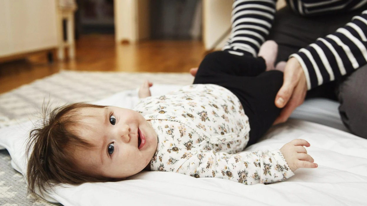 Mallissa molemmille vanhemmille tulisi oma seitsemän kuukauden kiintiö, josta voisi luovuttaa toiselle kolme kuukautta. LEHTIKUVA / RONI REKOMAA