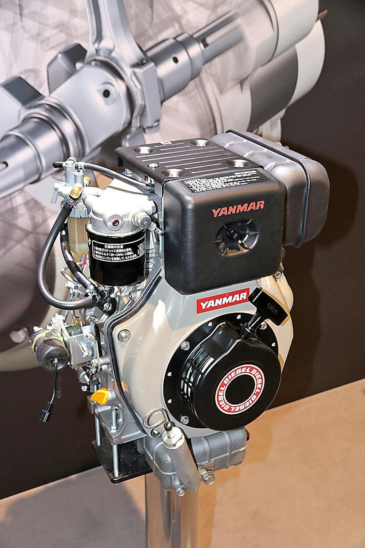 Yanmar L-V -sarjan ilmajäähdytteiset dieselmoottorit täyttävät Stage V:n päästömääräykset. Uuden L 48 -mallin teho on 3,4 kW. Se on varustettu Yanmarin uudella, suorasuihkutukseen perustuvalla polttoainejärjestelmällä sekä DOC-hapetuskatalysaattorilla. (UO)