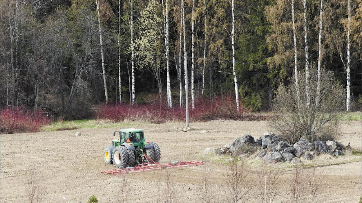 Markku Vuorikari Aaro Veräväinen tasausäesti keskiviikkona poikansa Antin peltoa Akaan Toijalassa. Hän ehti päivän aikana saada kuntoon useita lohkoja varsinaista äestystä varten. Äestystä oltiin aloittamassa lähipäivien aikana.