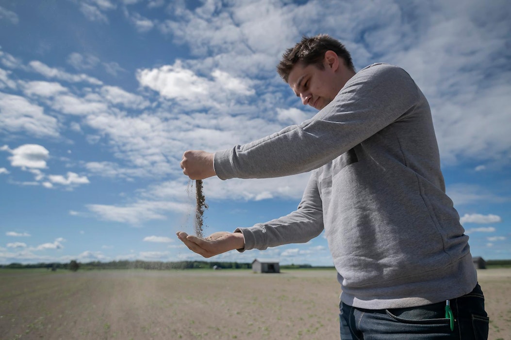 Osa kauhavalaisen Harri Sippolan peltolohkoista pölisi tiistaina rutikuivina.