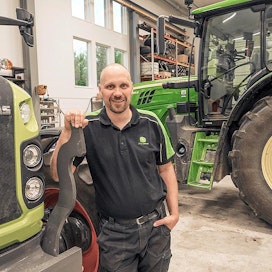 Yli 20 vuotta traktoreita ja muita maatalouskoneita korjanneen Kim Österlundin omistama Traktorkliniken merkkihuoltaa Claas- ja John Deere -traktorit ja -puimurit. Muidenkin merkkien vanhempia traktoreita ja puimureita huolletaan.