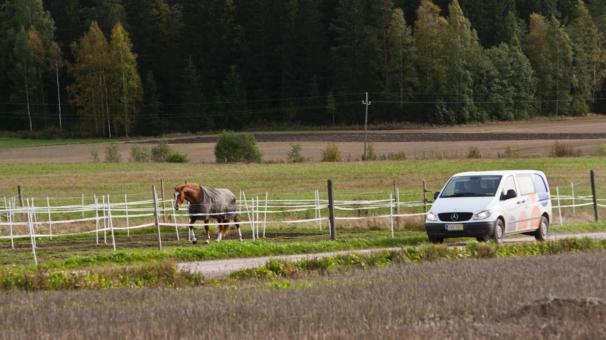 Paikalliset yrittäjät tai osuuskunnat voisivat hoitaa postinjakelun maaseudulla, ehdottaa Sanomalehtien liitto.