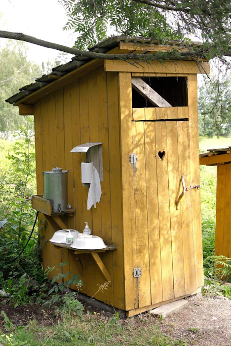 Biolan huomauttaa, että monen suomalaisen mökillä on tehty laiton huussiratkaisu. Kuvituskuva.