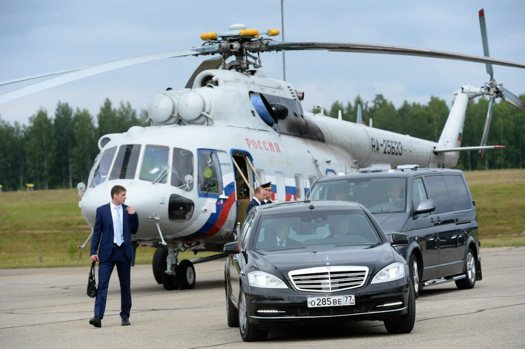 Lehden mukaan naisen sähköpostiin oli tullut tekstiä poliisin viestiketjusta, jossa keskusteltiin muun muassa Putinin helikoptereiden saapumisen tarkasta kellonajasta. LEHTIKUVA / MIKKO STIG