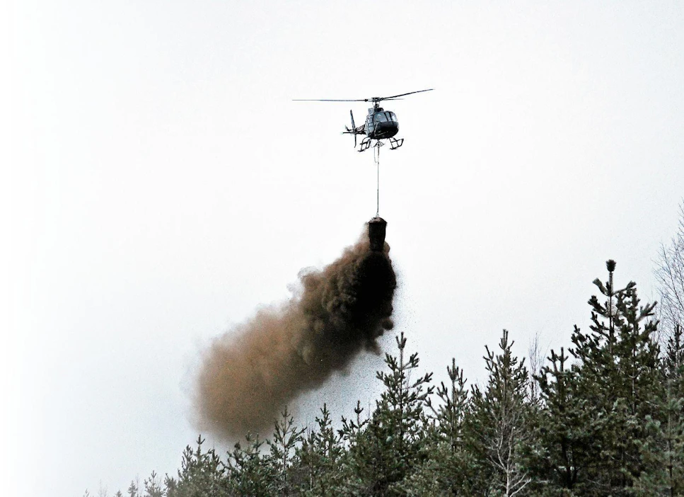 Helikopteri on nopea tuhkanlevittäjä. Sen avulla tuhkalannoite saadaan myös harventamattomaan nuoreen metsään.