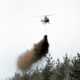 Helikopteri on nopea tuhkanlevittäjä. Sen avulla tuhkalannoite saadaan myös harventamattomaan nuoreen metsään.