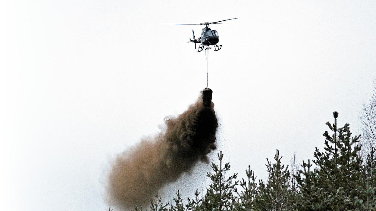 Helikopteri on nopea tuhkanlevittäjä. Sen avulla tuhkalannoite saadaan myös harventamattomaan nuoreen metsään.